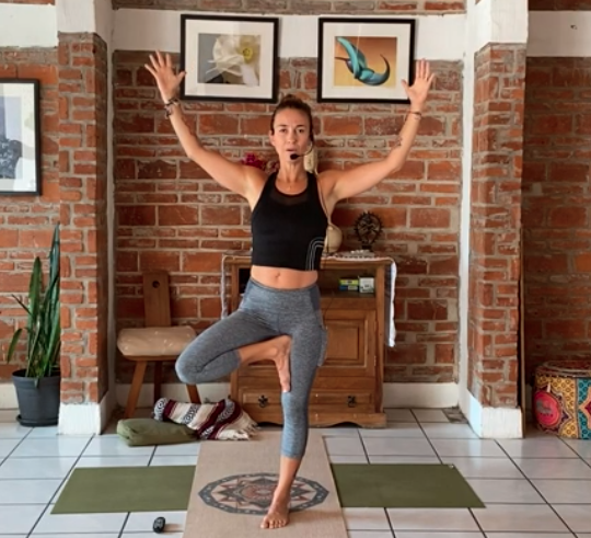 1hr Intermediate Yoga Balance and Challenge Flow (Español)