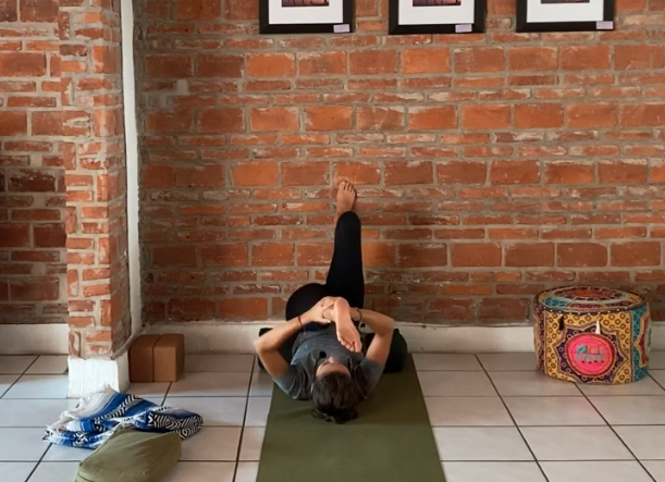 30min Restorative Yin Yoga using the Wall (English)