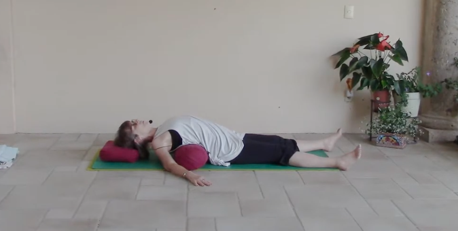 30min Restorative Yoga Class with Focus on the Spine (English)